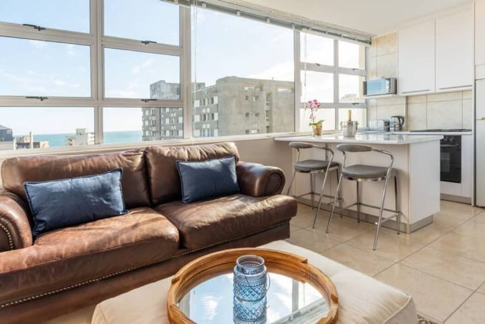 Ocean Views - Sea Point Studio w Netflix+Fast WIFI (9614)