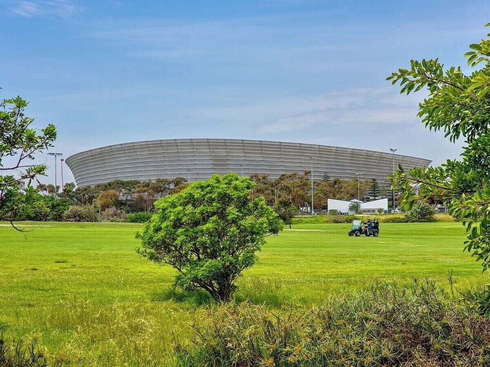 Modern 4-Bed Villa Green Point w patio & Parking (10816)