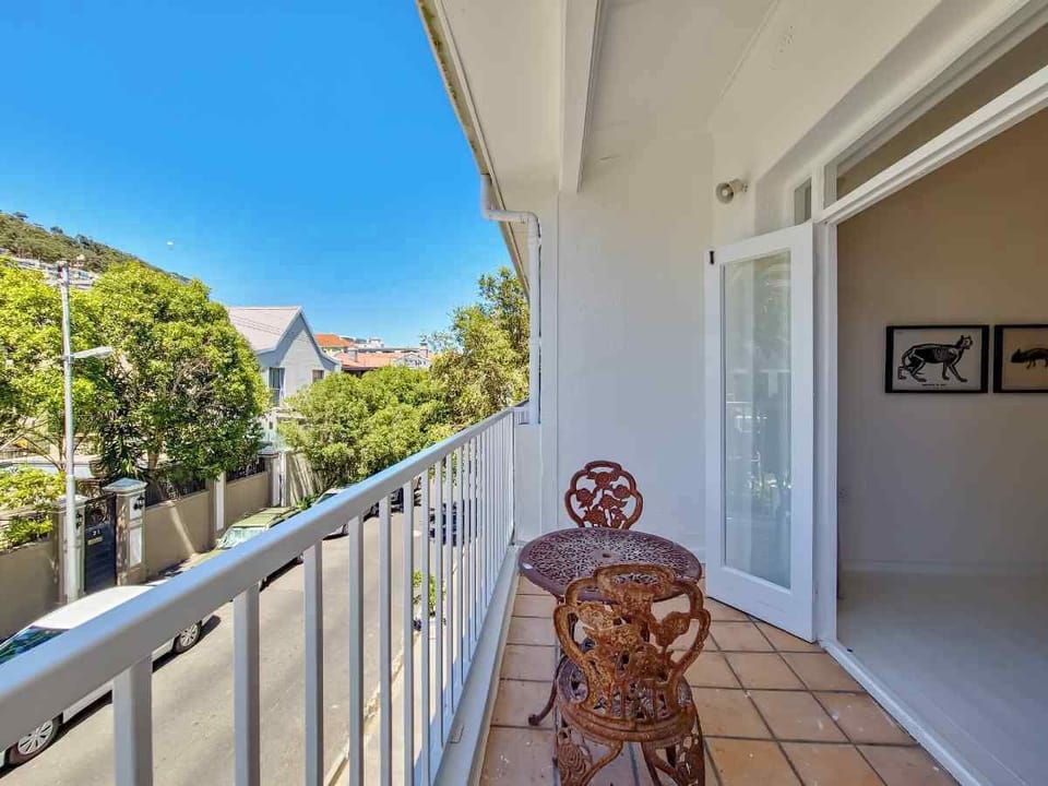 Modern 4-Bed Villa Green Point w patio & Parking (31192)