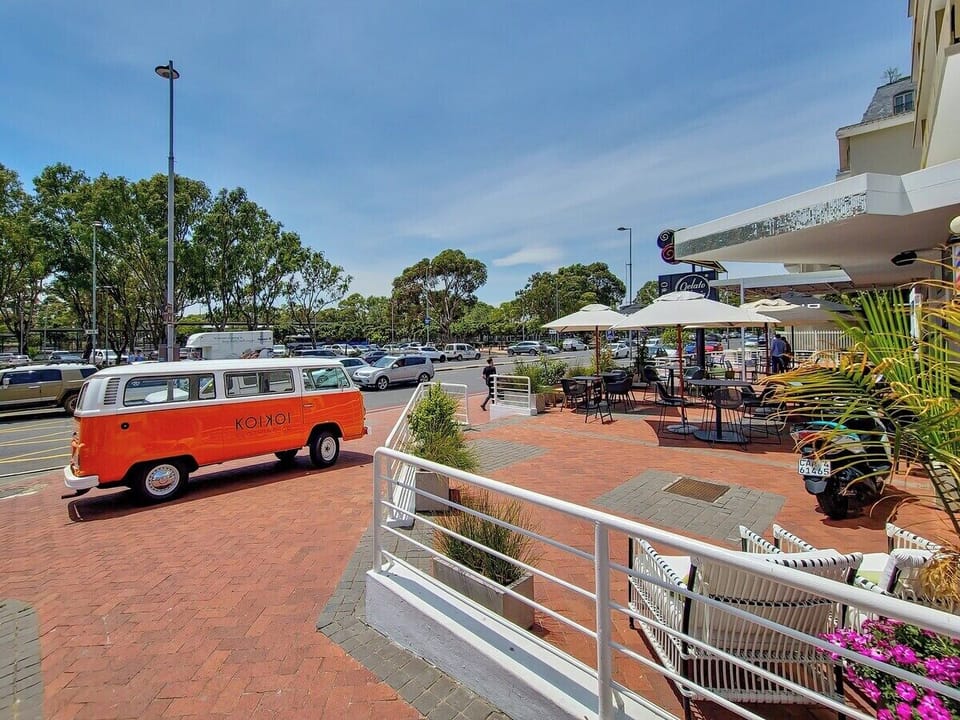 Modern 4-Bed Villa Green Point w patio & Parking (10868)