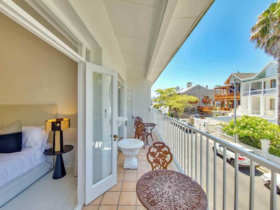 Modern 4-Bed Villa Green Point w patio & Parking (31194)