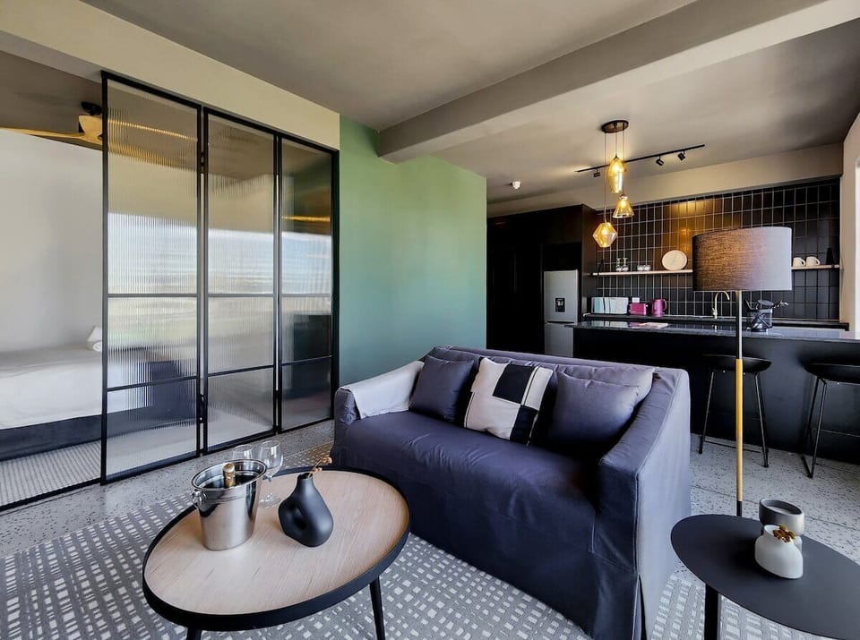 Secure, wifi, pool- Perfect for lone travellers (16388)