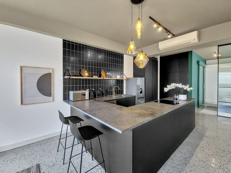 Stylish, secure & modern work from home base (16854)