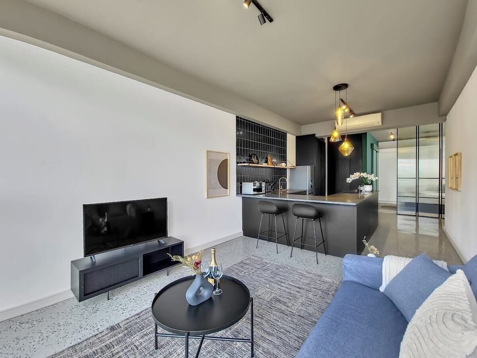 Stylish, secure & modern work from home base (16856)