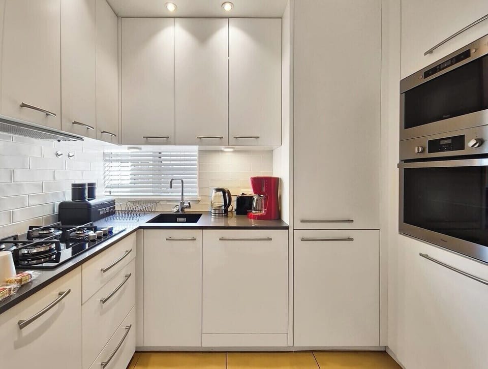 Stylish, comfy-fully equipped, Secure home (17792)