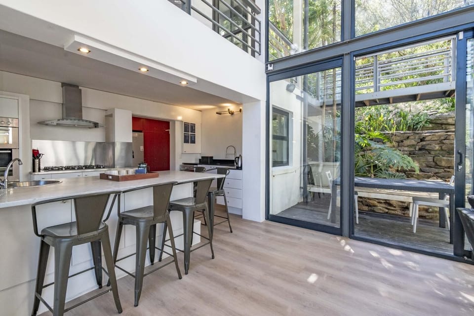 Luxury 4-Bed Villa in Tamboerskloof (30765)