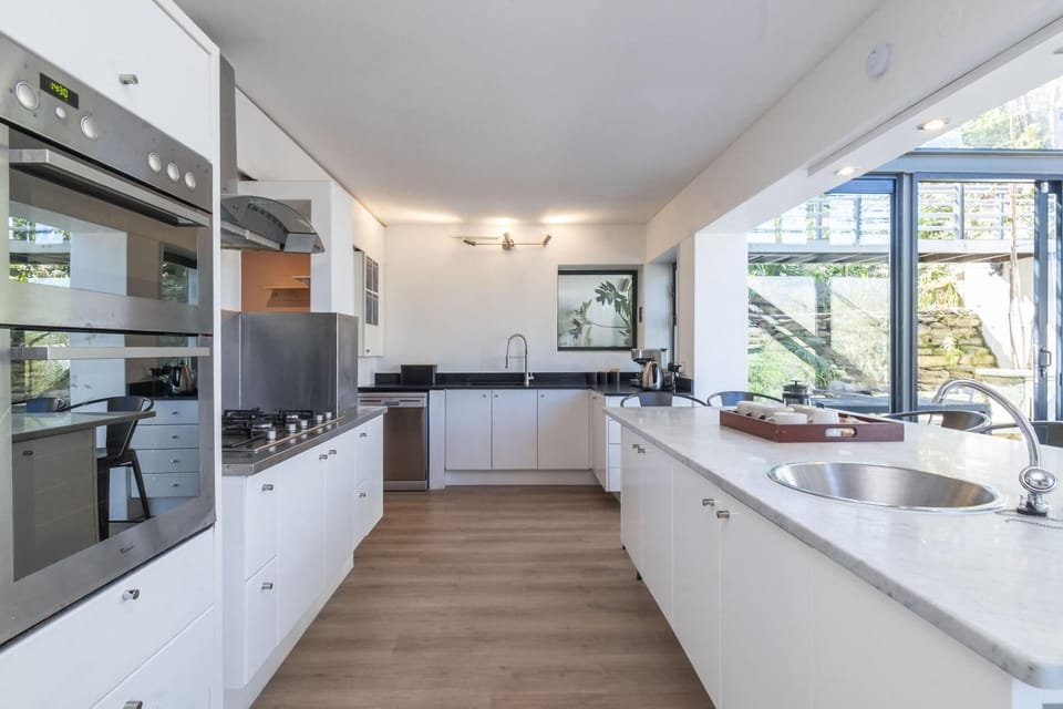 Luxury 4-Bed Villa in Tamboerskloof (30768)