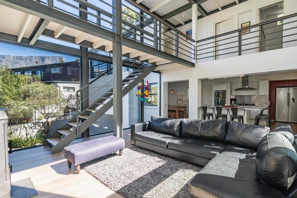 Luxury 4-Bed Villa in Tamboerskloof (30762)