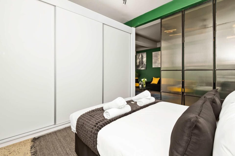 The Duke 2-Bedroom Gem with Rooftop Pool (21572)