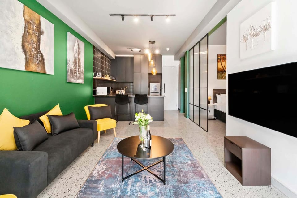 The Duke 2-Bedroom Gem with Rooftop Pool (21568)
