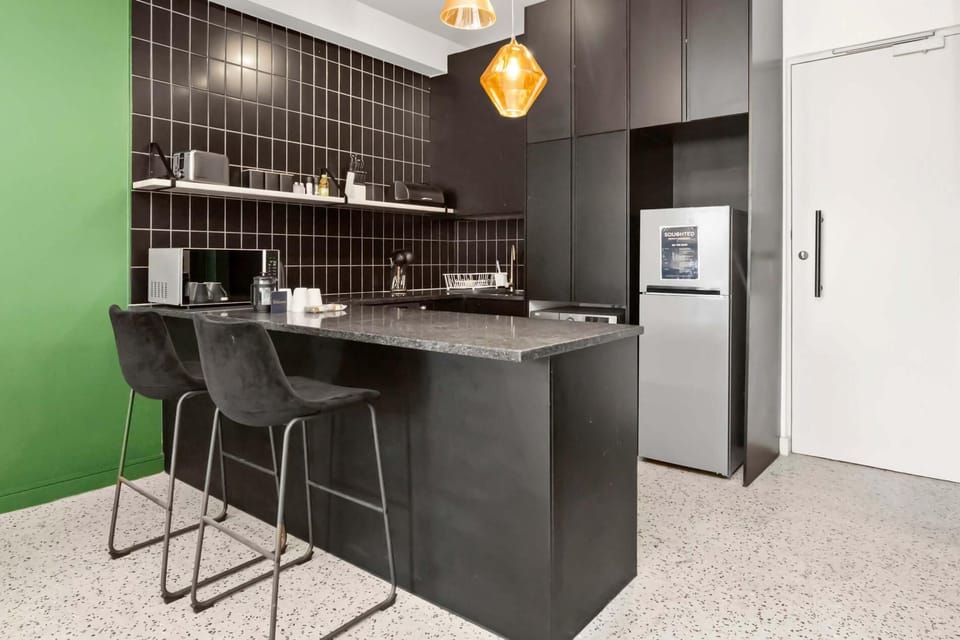 The Duke 2-Bedroom Gem with Rooftop Pool (21563)