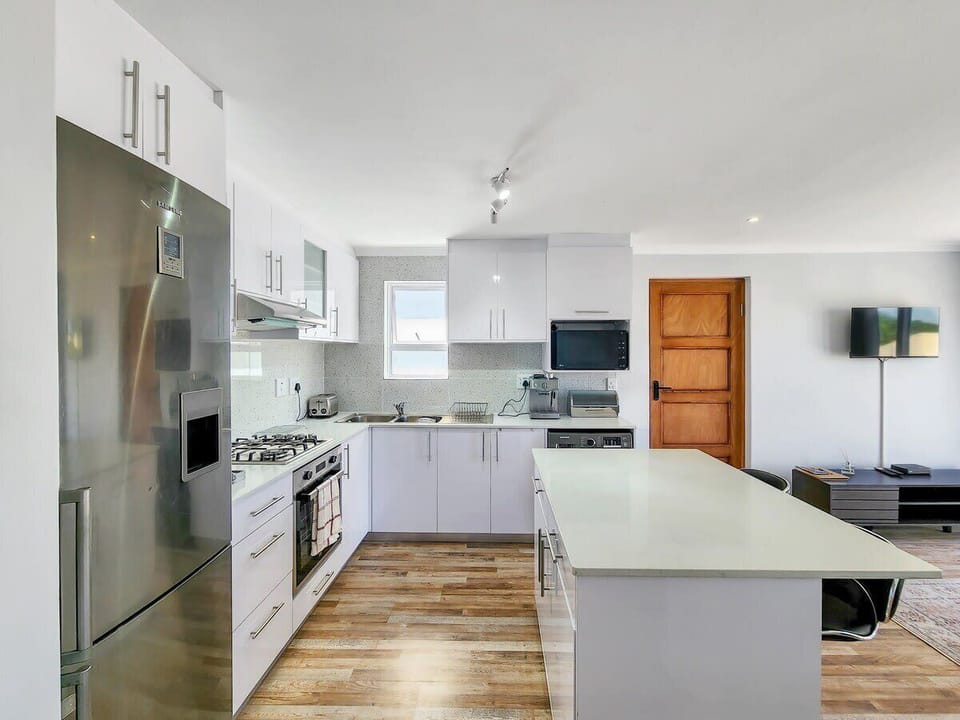 Fully equipped, modern, newly renovated kitchen with washing machine