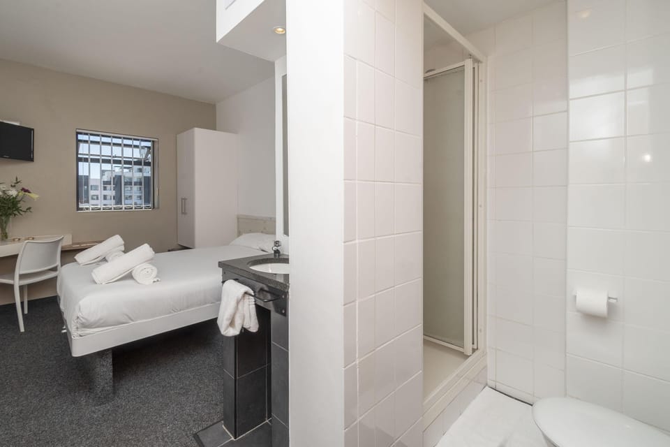 Metropole Green Point: Chic 2nd Floor Room (24093)