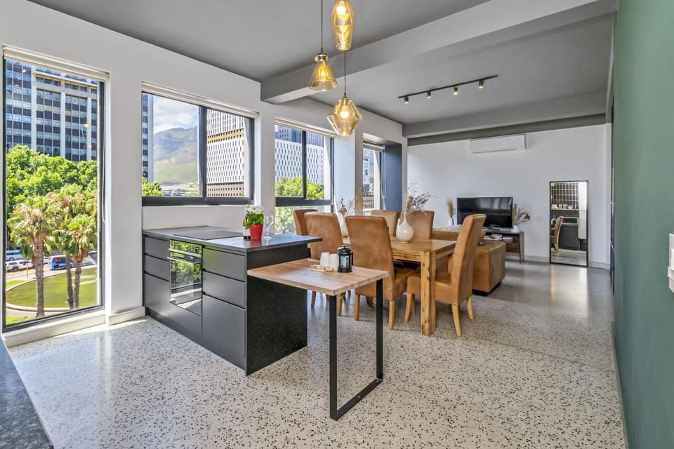 Duke 1 Bedroom with Mountain Views & Rooftop Pool (26261)