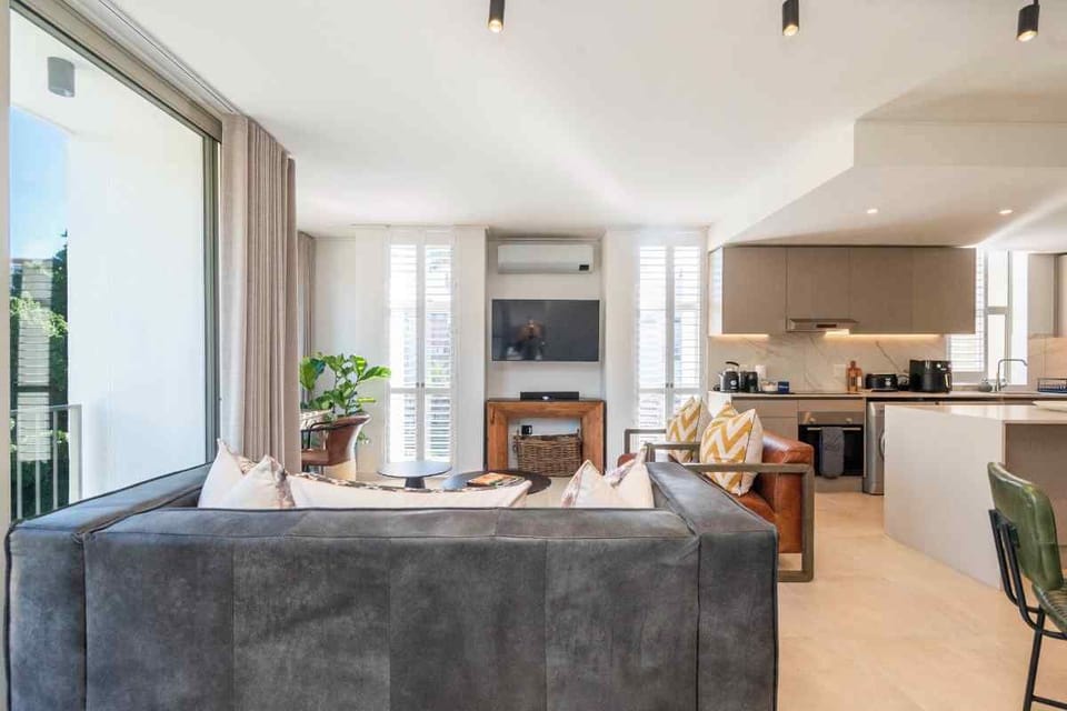 The Braemar 2-Bed in Prime Green Point with Pool (31483)
