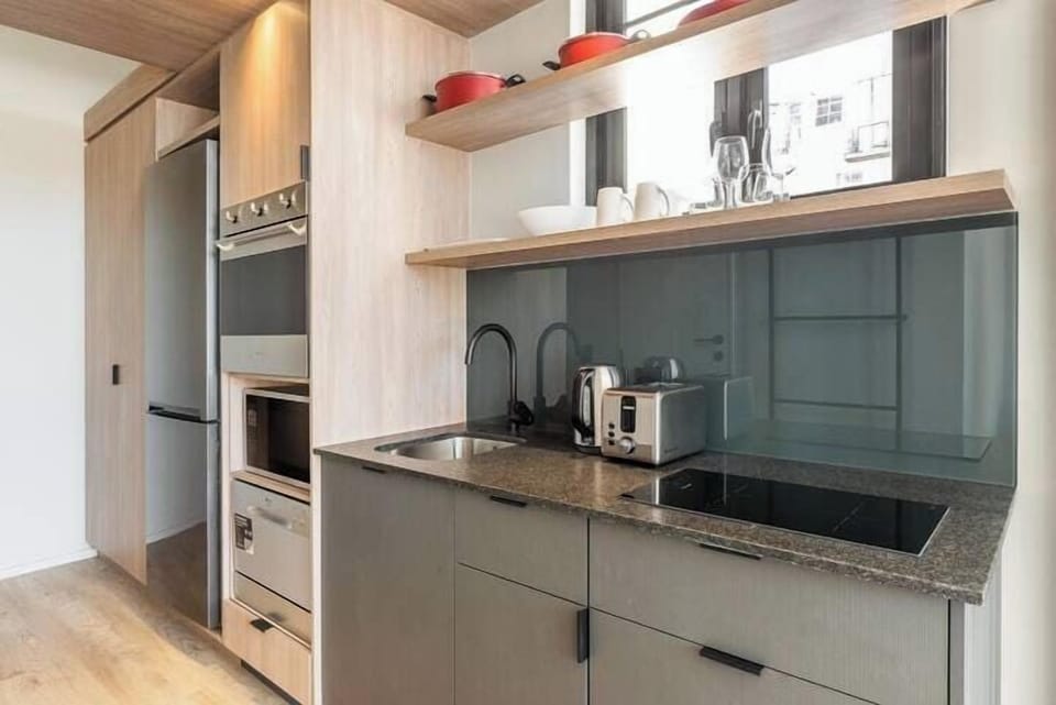 Modern, Easy City Studio w/ WIFI (2138)