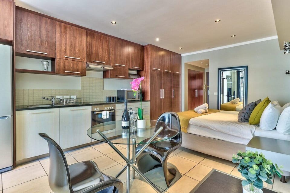 Studio close to V&A w Pool, Parking, Gym, Fast WIF (3532)