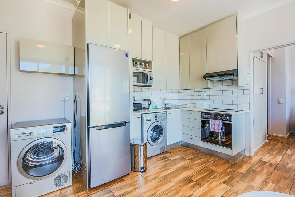 Modern Two-Bed Apartment with Table Mountain Views (29331)