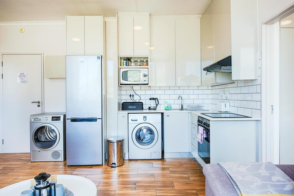 Modern Two-Bed Apartment with Table Mountain Views (29330)