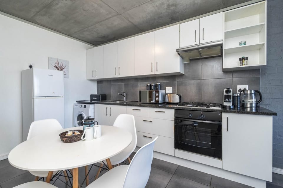 Stylish Two-Bedroom Apartment with Views (30717)