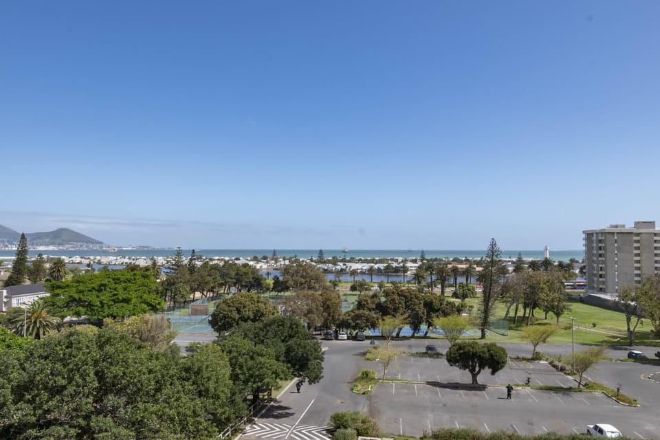 Stylish Two-Bedroom Apartment with Views (30736)
