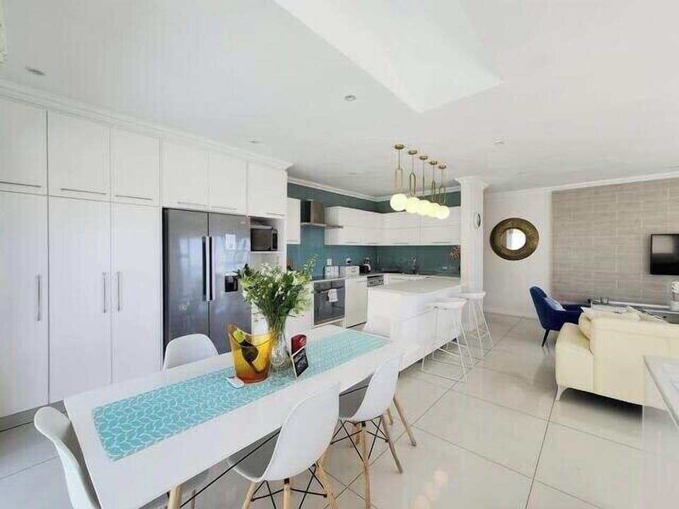INDOOR DINING AREA