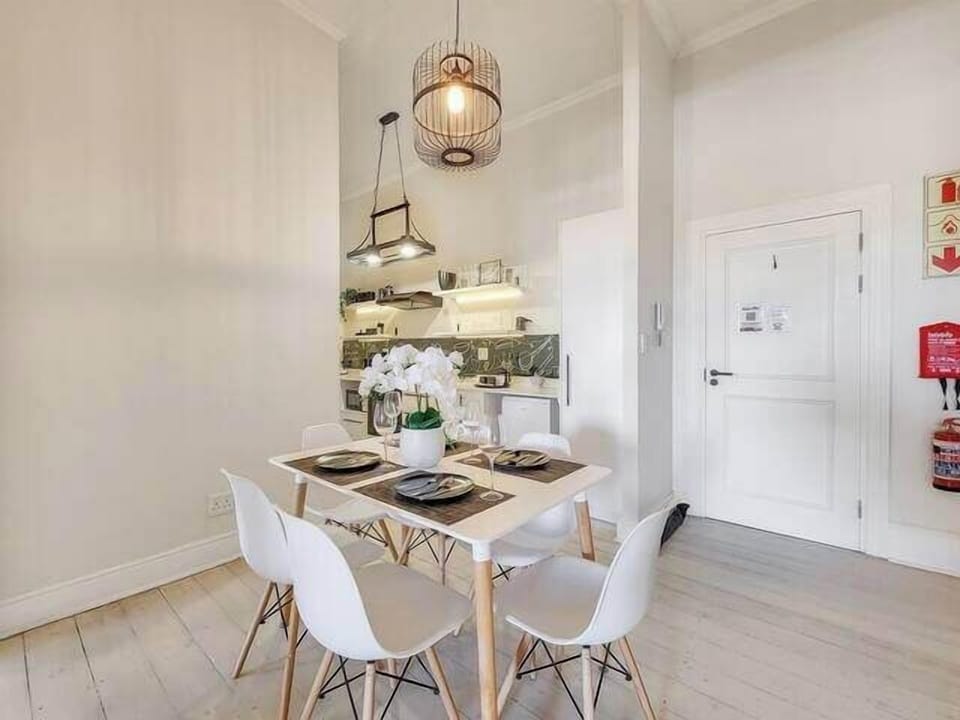 Open Space 2-Bed Apt with Balcony in Observatory (12981)