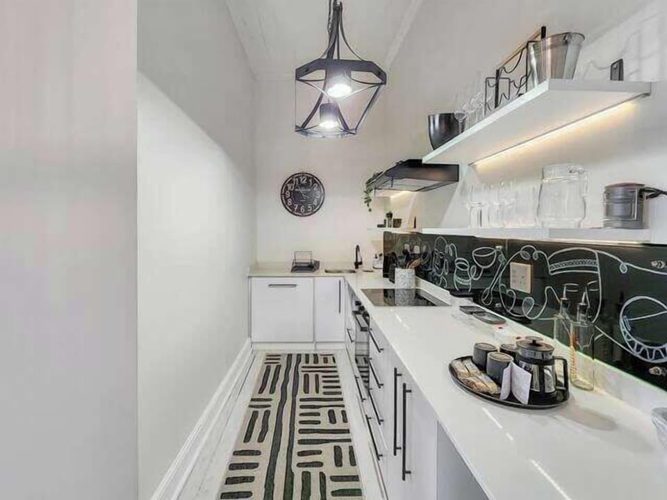 Open Space 2-Bed Apt with Balcony in Observatory (12980)