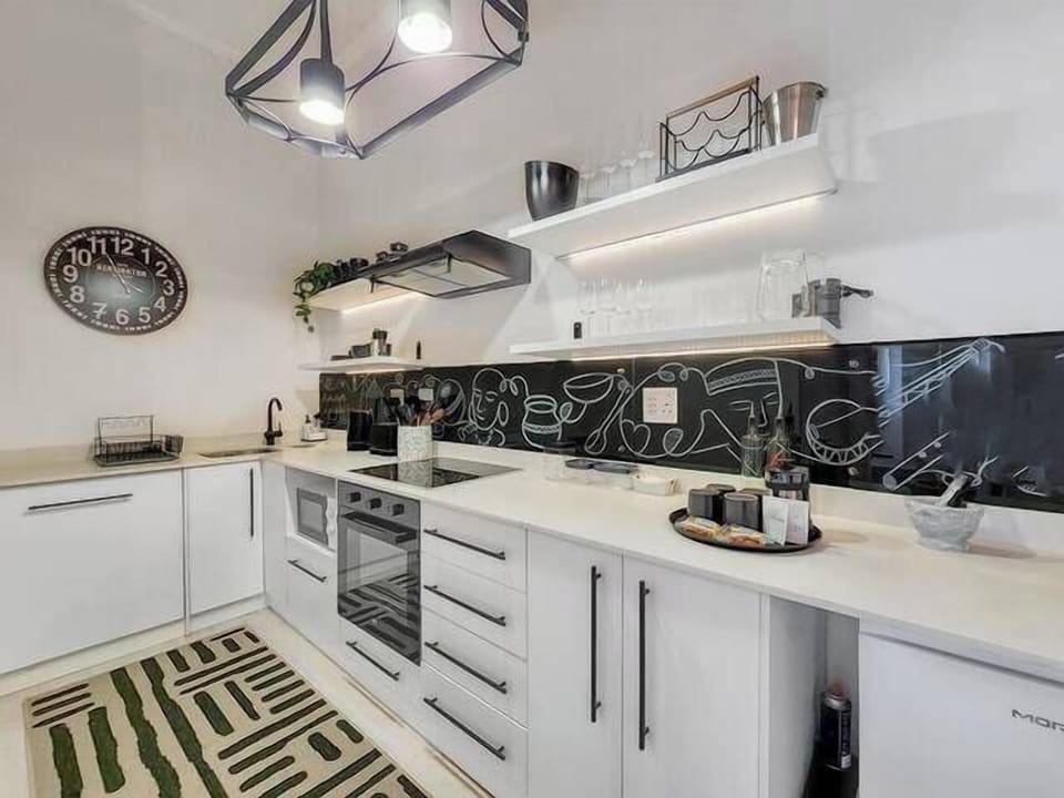 Open Space 2-Bed Apt with Balcony in Observatory (12979)