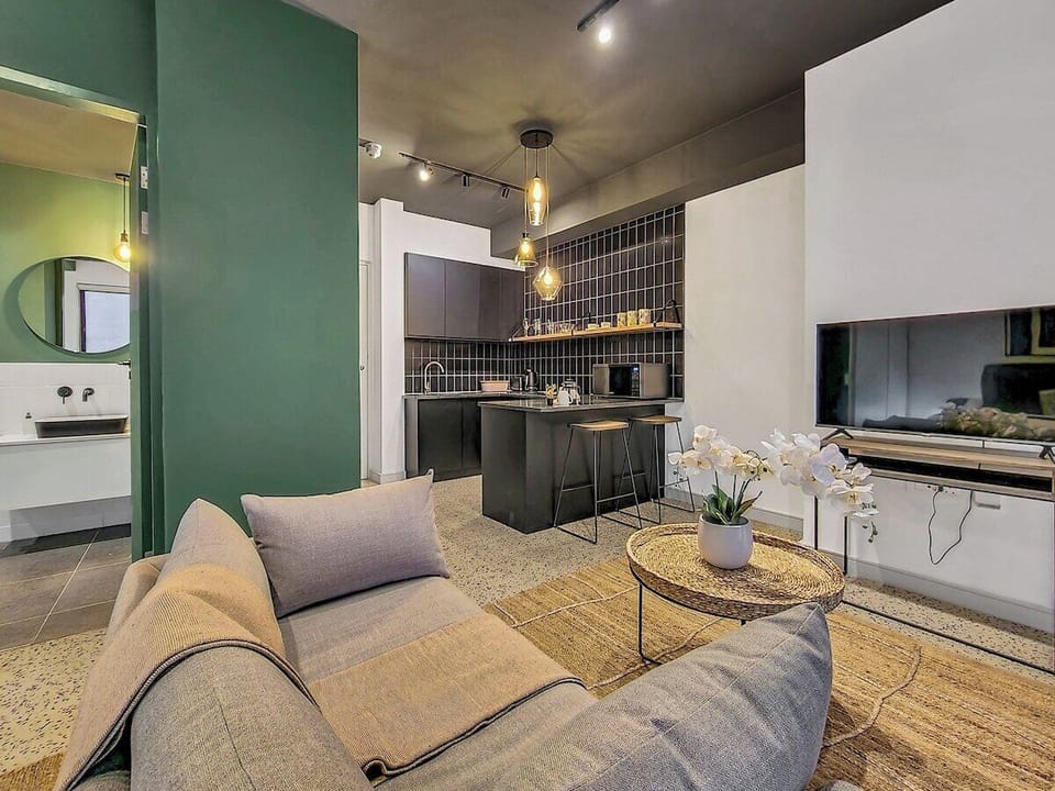 Spacious, balcony, Rooftop pool, balcony, AC (15304)