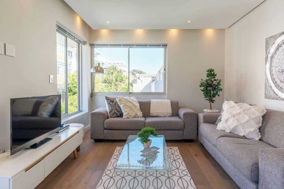 Bantry Bay 2-Bedroom Retreat with Mountain Views (22523)