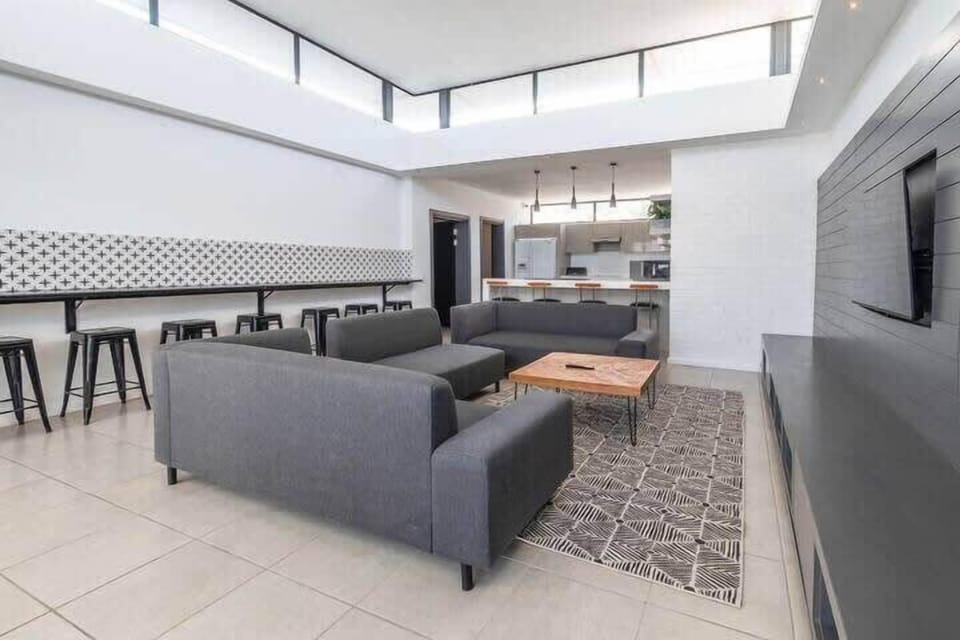Metropole 2nd Floor Room with Shared Amenities (23503)