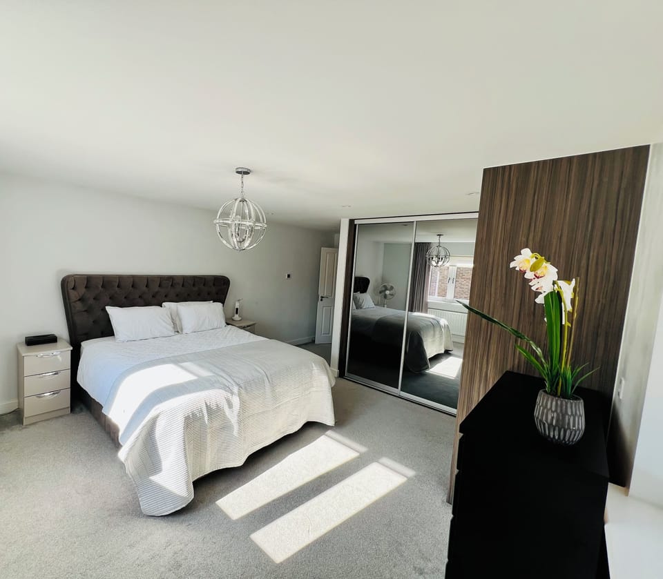 Primary Bedroom: en-suite 