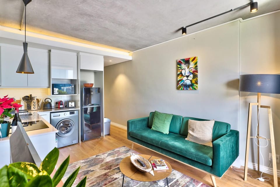 Waterfront apartment with balcony and views. (26855)