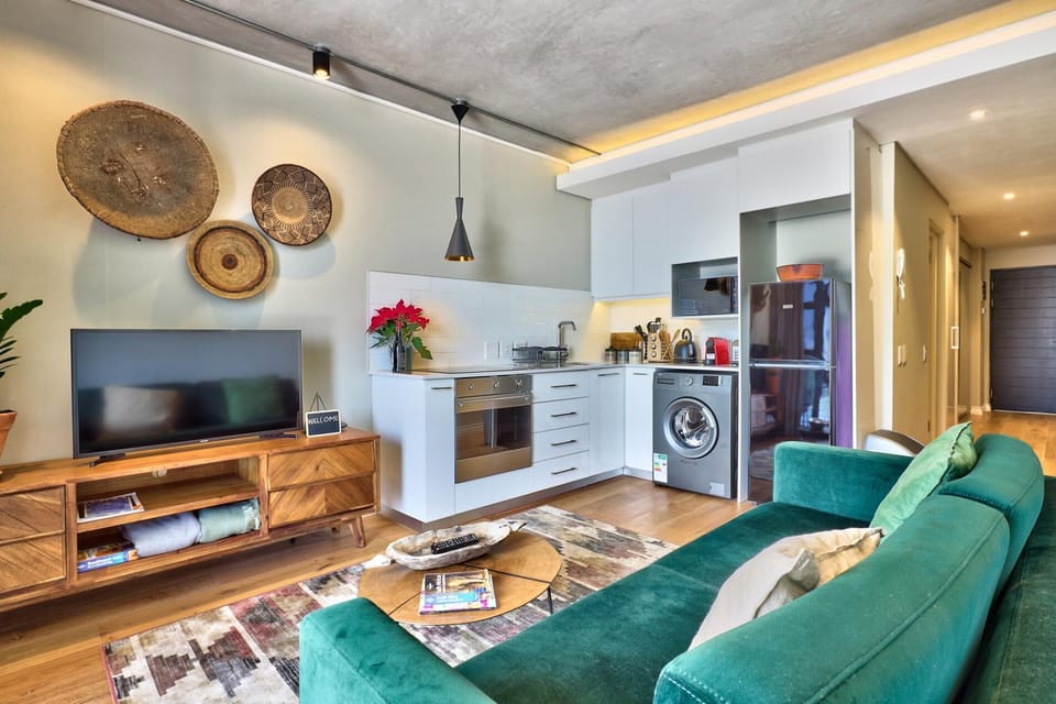 Waterfront apartment with balcony and views. (26856)