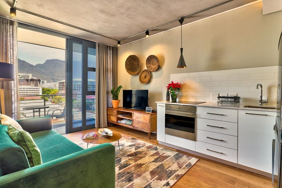 Waterfront apartment with balcony and views. (26850)