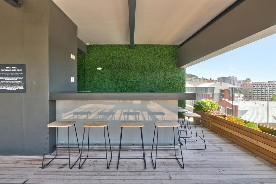 Waterfront apartment with balcony and views. (26844)