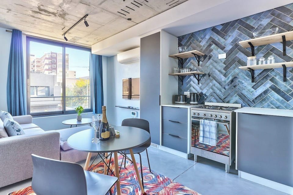 Dining Area & Fully Equipped Kitchen