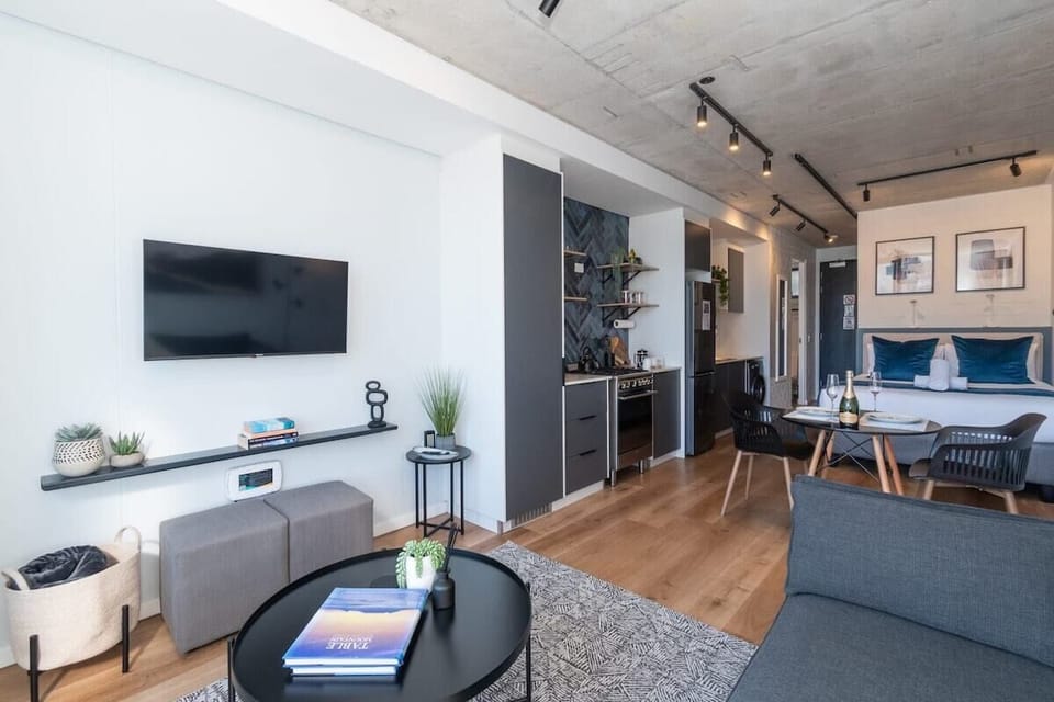 Modern home away from home in heart of Sea Point (6395)