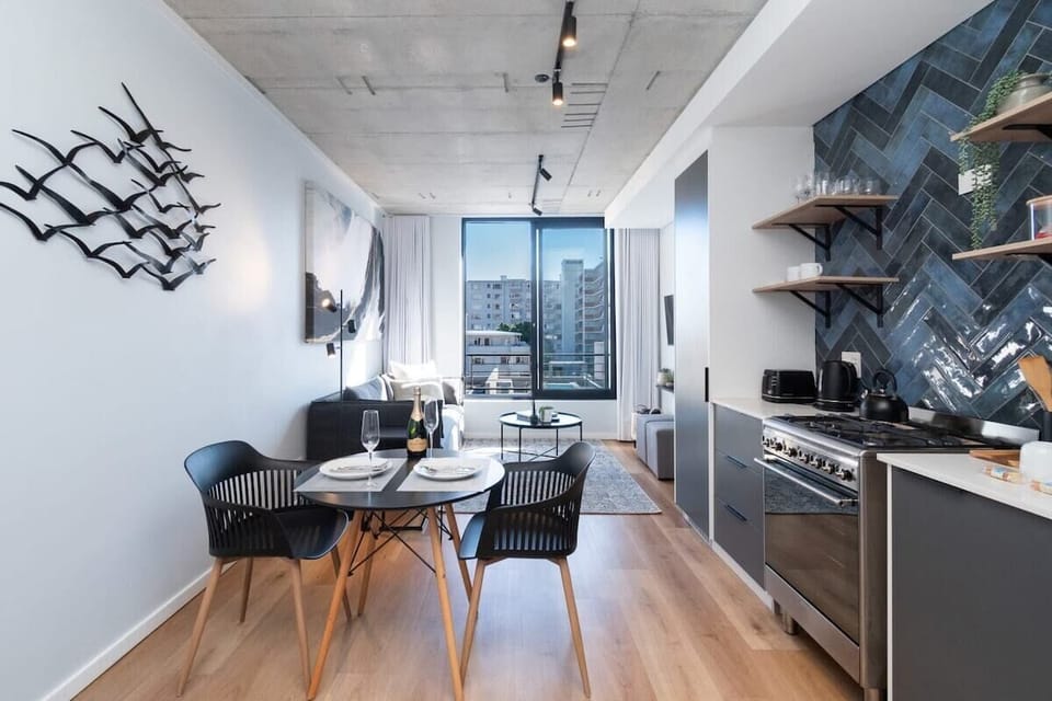 Modern home away from home in heart of Sea Point (6392)
