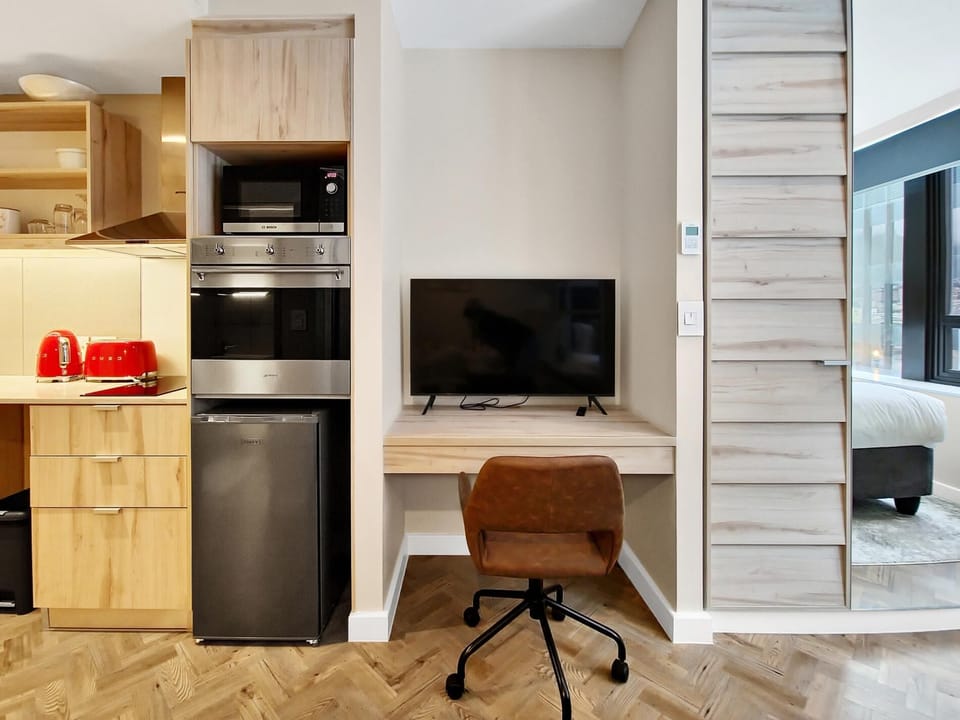 Modern, secure, stylish studio-Business hub ! (29908)