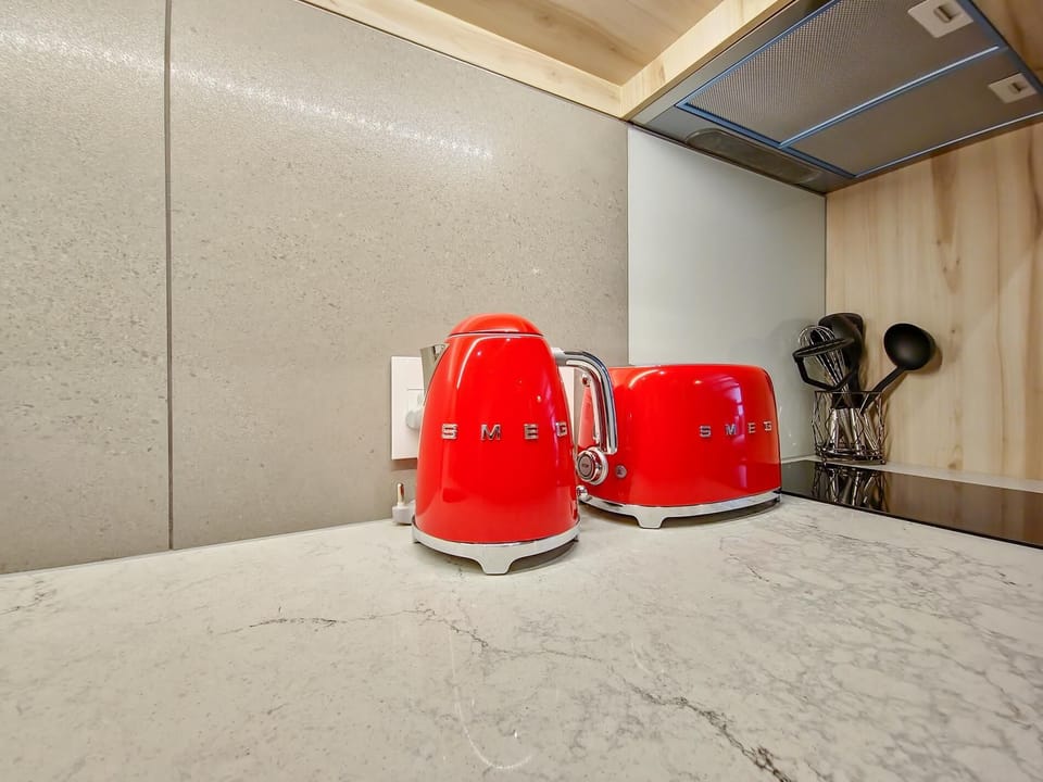 Modern, secure, stylish studio-Business hub ! (29911)