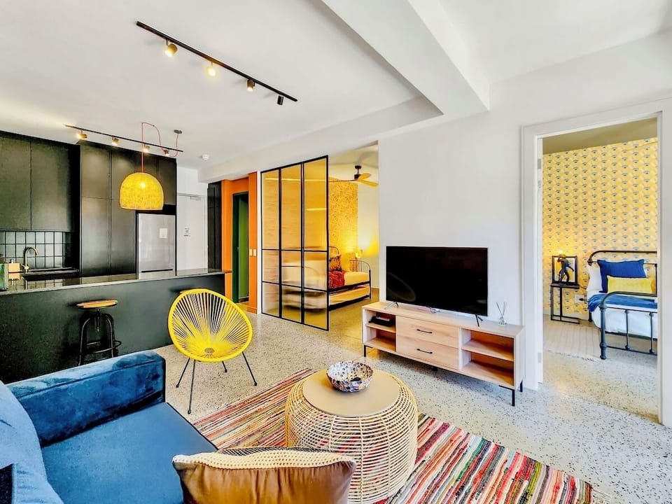Chic Urban Apartment • Prime Cape Town Location (27998)