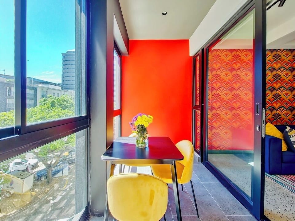 Chic Urban Apartment • Prime Cape Town Location (28002)