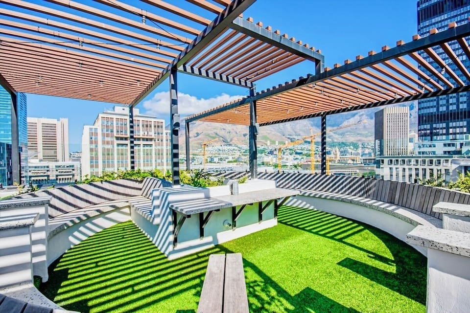 Chic Urban Apartment • Prime Cape Town Location (28007)