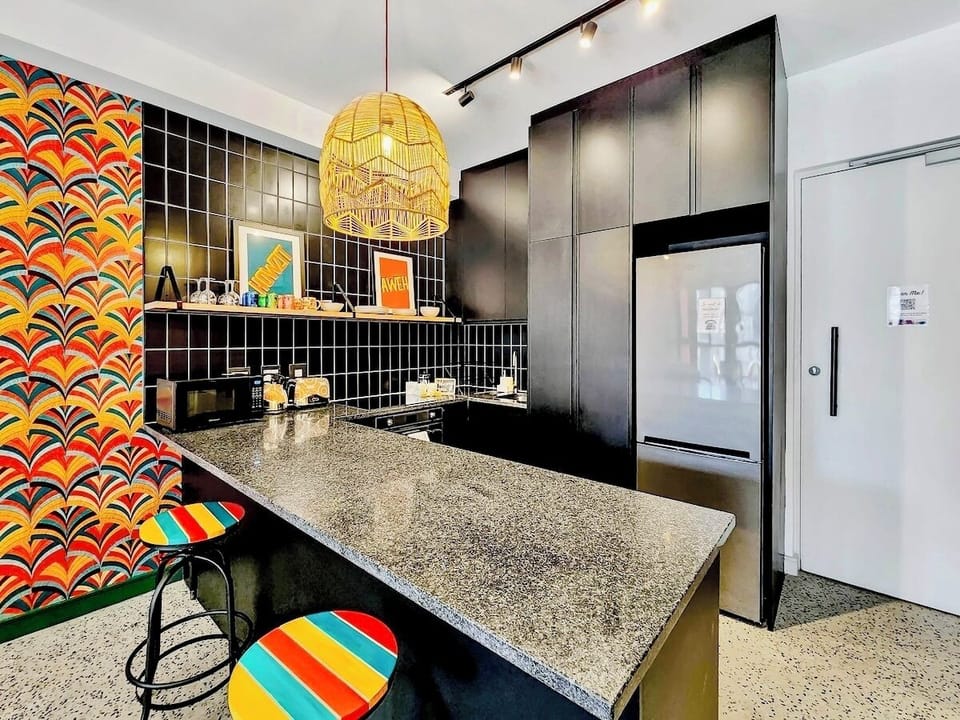 Chic Urban Apartment • Prime Cape Town Location (28000)