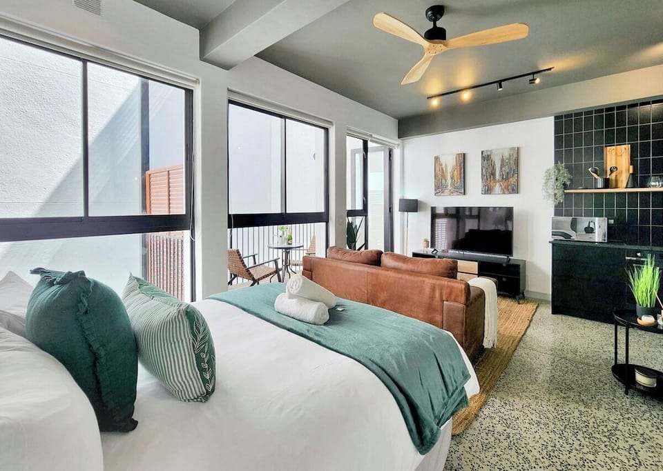 Trendy, secure, private balcony, Wifi & Smart TV (16464)