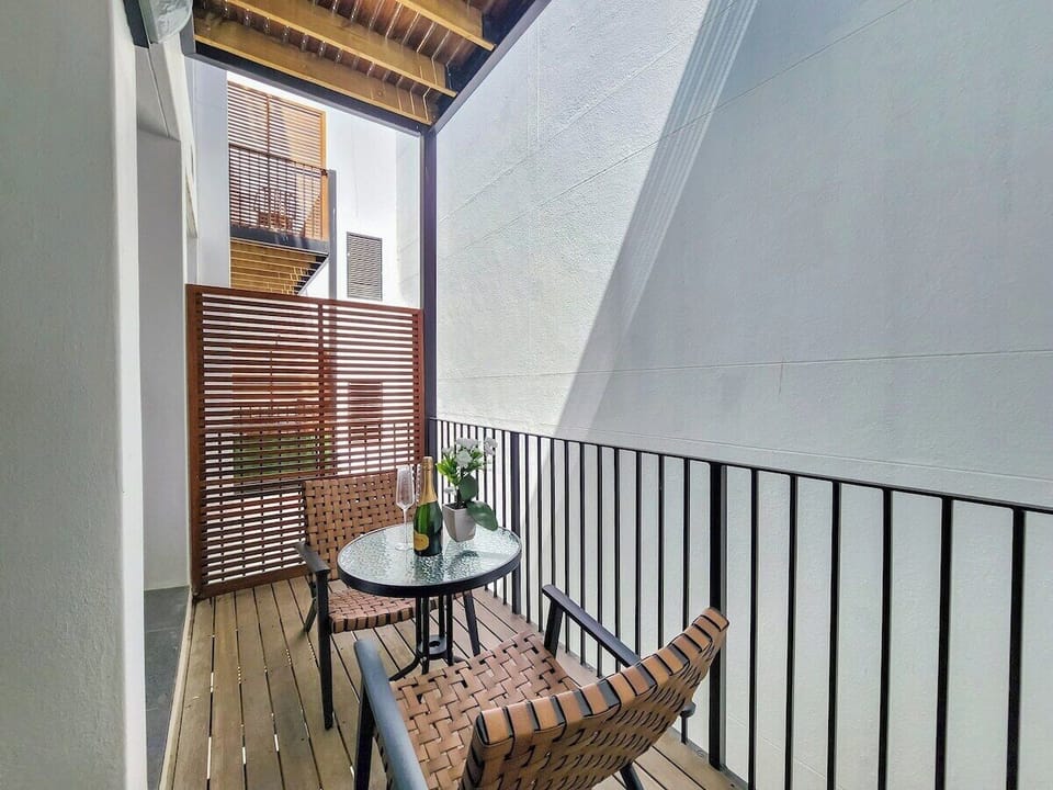 Trendy, secure, private balcony, Wifi & Smart TV (16466)
