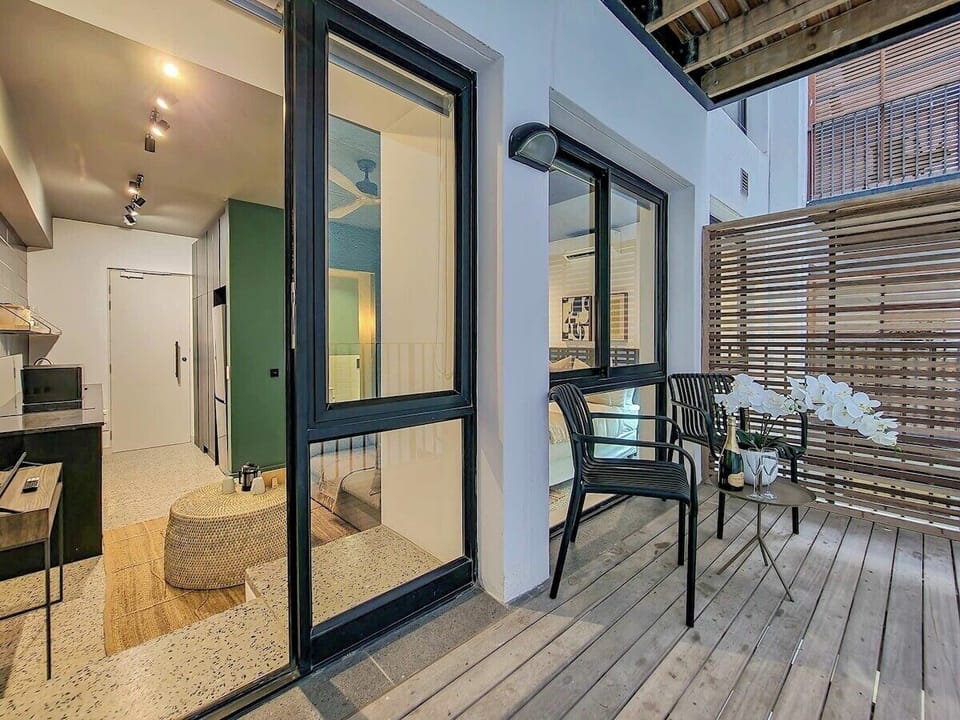 Modern City Apartment - Rooftop Pool & Aircon (18942)