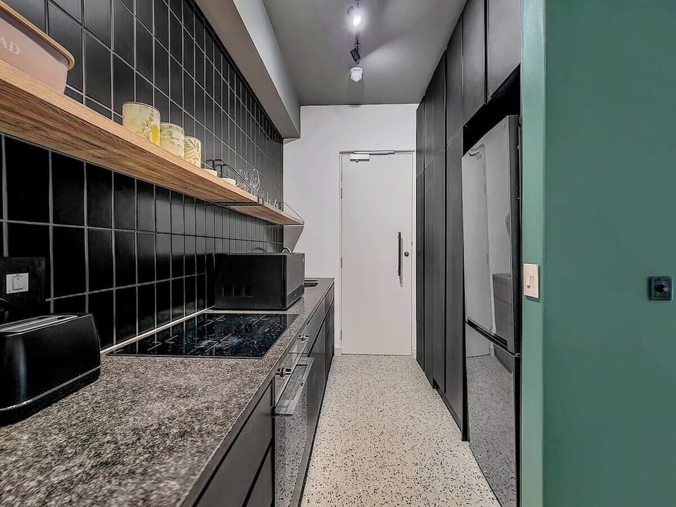 Modern City Apartment - Rooftop Pool & Aircon (18950)